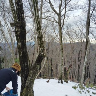 〜ここで作戦会議〜
🧒今は16時前。
·計画通りに来た道をピストンして牧山から下山する形だとコースタイム1時間につき、🅿️に着く頃には暗くなってるはず。
·もしくはここ幸山から幸山登山口に下り(所要時間20分ほど)、ロードを歩いて🅿️まで戻るってのもあり。ただ遠回りやし6kmほど歩かなあかんけど。。
→話し合った結果、どうせ暗くなるなら山中より下界のほうがいい！ロード長いのは全然OK！ということで幸山登山口へ下りることに😌