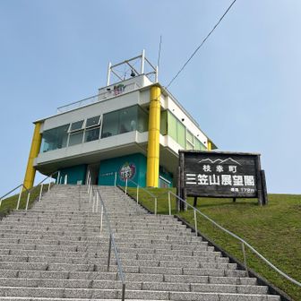 こんな立派な建物が唐突にあったとは💦
2階は素敵なカフェ、時間あれば寄りたかった