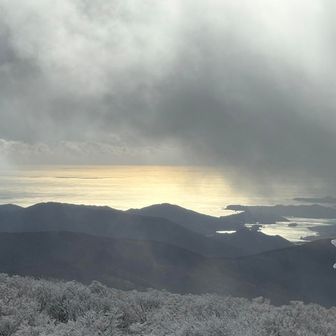 雲の切れ間からのぞく大船渡方面