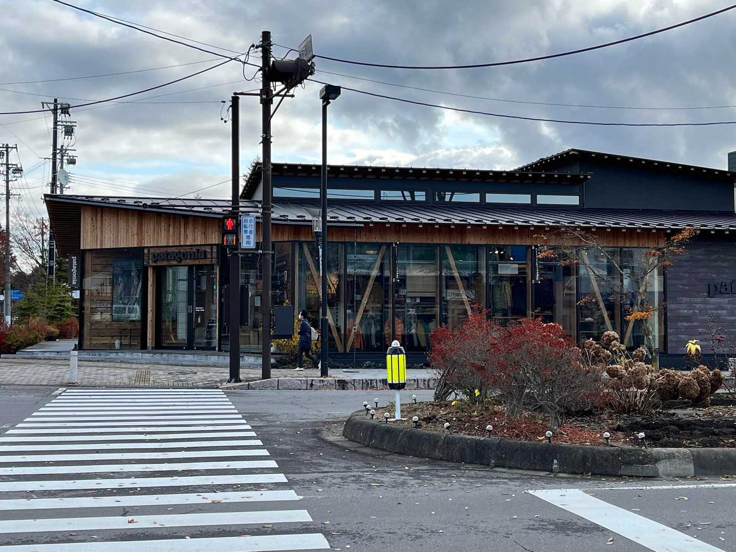 駅そばの交差点にはパタゴニアショップも