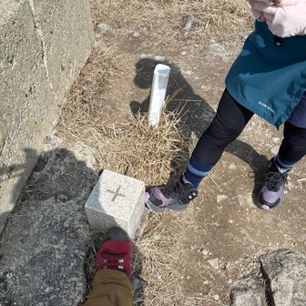 新しい靴に浮かれる娘は
足でのタッチ希望