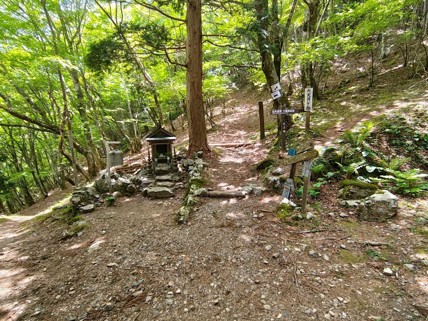 二蔵宿小屋🛖から先はトラバース道で戻ります🙂
右は大天井岳、真ん中五番関へのトラバース道、左は水場に向かう道になります😆