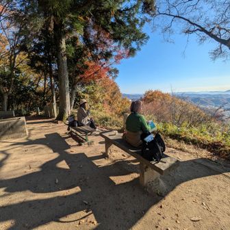 景色を見ながら
モグモグしとる二人😋
そして　お腹が満たさ
下山します🚶‍♀️