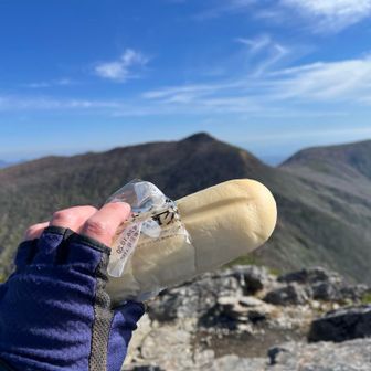 コンビニで買ってきたパン。山で食べると本当おいしいです。