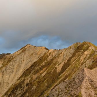 ガスらないのが不思議なくらい重い雲だなと思ってたら笠雲がかかってたらしい