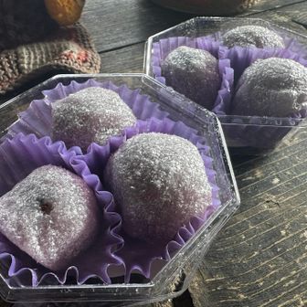 かずみんから食前饅頭🍇
丸ごとピオーネが入っててジューシーで美味しい😋