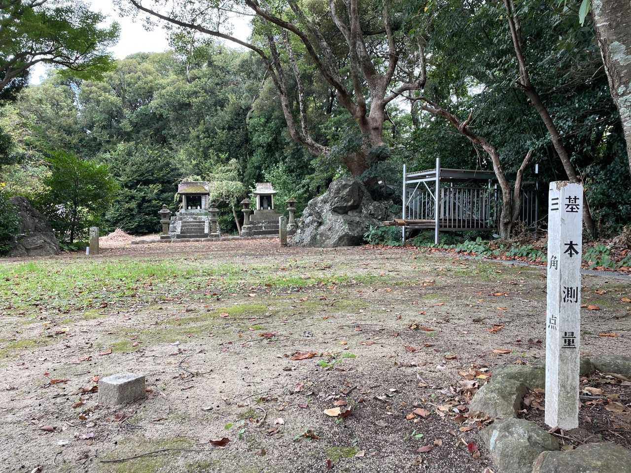 2座目愛宕山31mに到着😃後ろには愛宕神社の祠🙂いろいろな歴史があったようで、現在の形でお祀りをされている🤔愛宕山、すなわち愛宕神社は全国に800社程あり、総本山は京都の愛宕山🤔