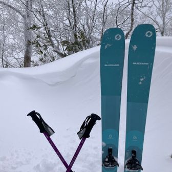 風が強いので雪庇の陰に移動して下山準備中
