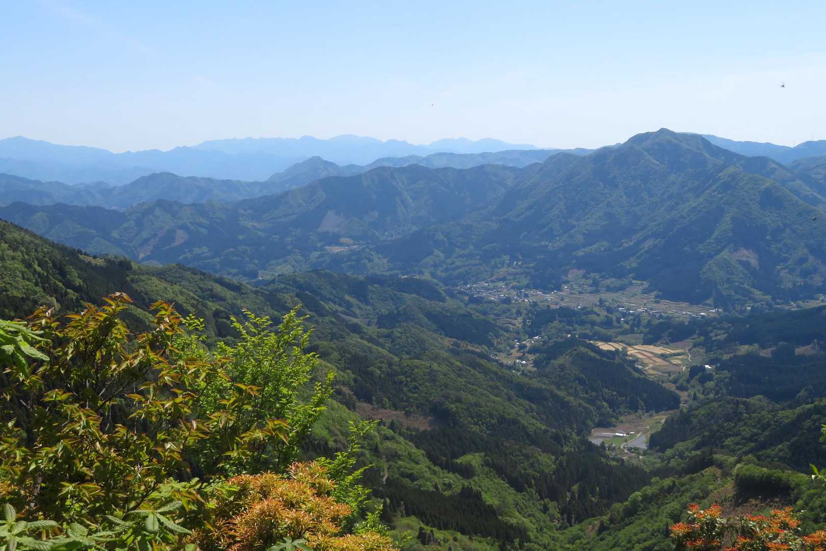 山頂からは素晴らしい眺めが広がってます