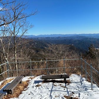 展望台、正面の山の間から見える雪山は、、