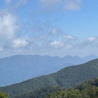 高見山から東の山々。一番右の山がたぶん三峰山かな