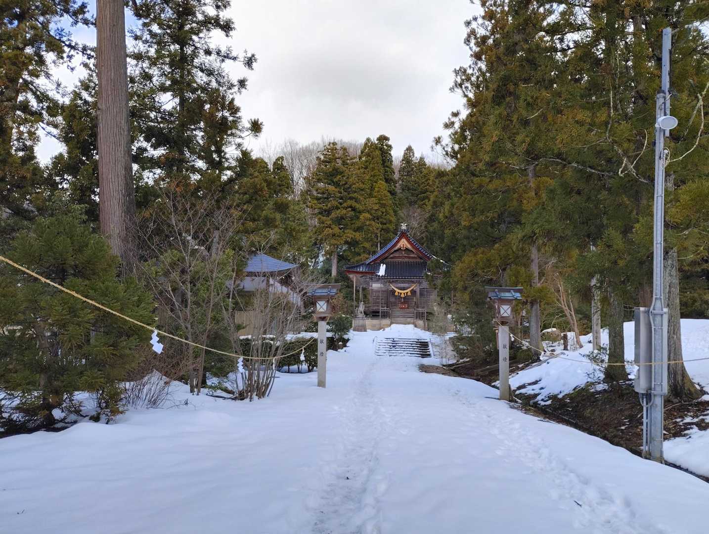 この日は二上射水神社からスタートです

正面の神殿に遅い初詣をしてからスタート