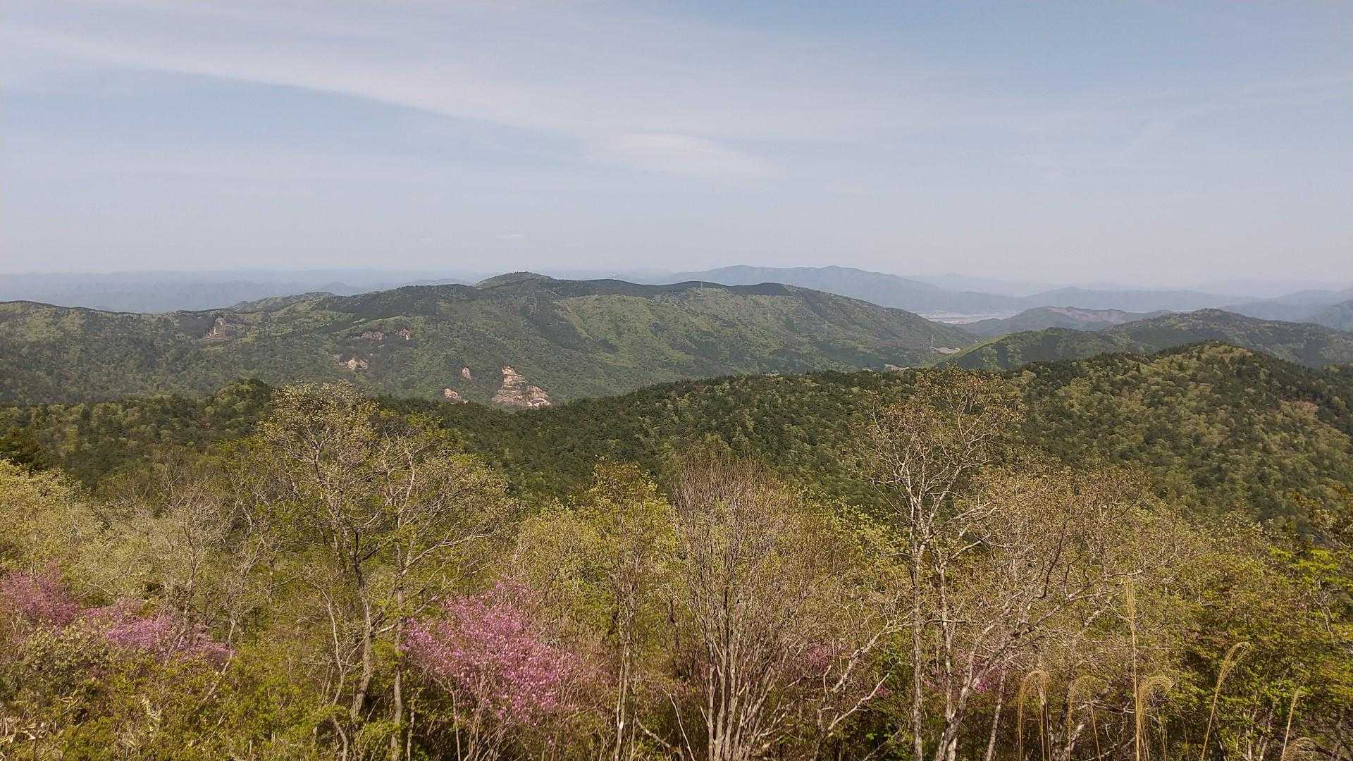 手前が半国山、その奥が愛宕山、かすかに白いやつが京都市街地、奥に比叡山が見えました！