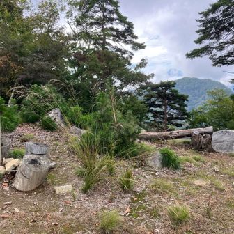 山頂。厚雲の中に富士山が僅かにみえる。