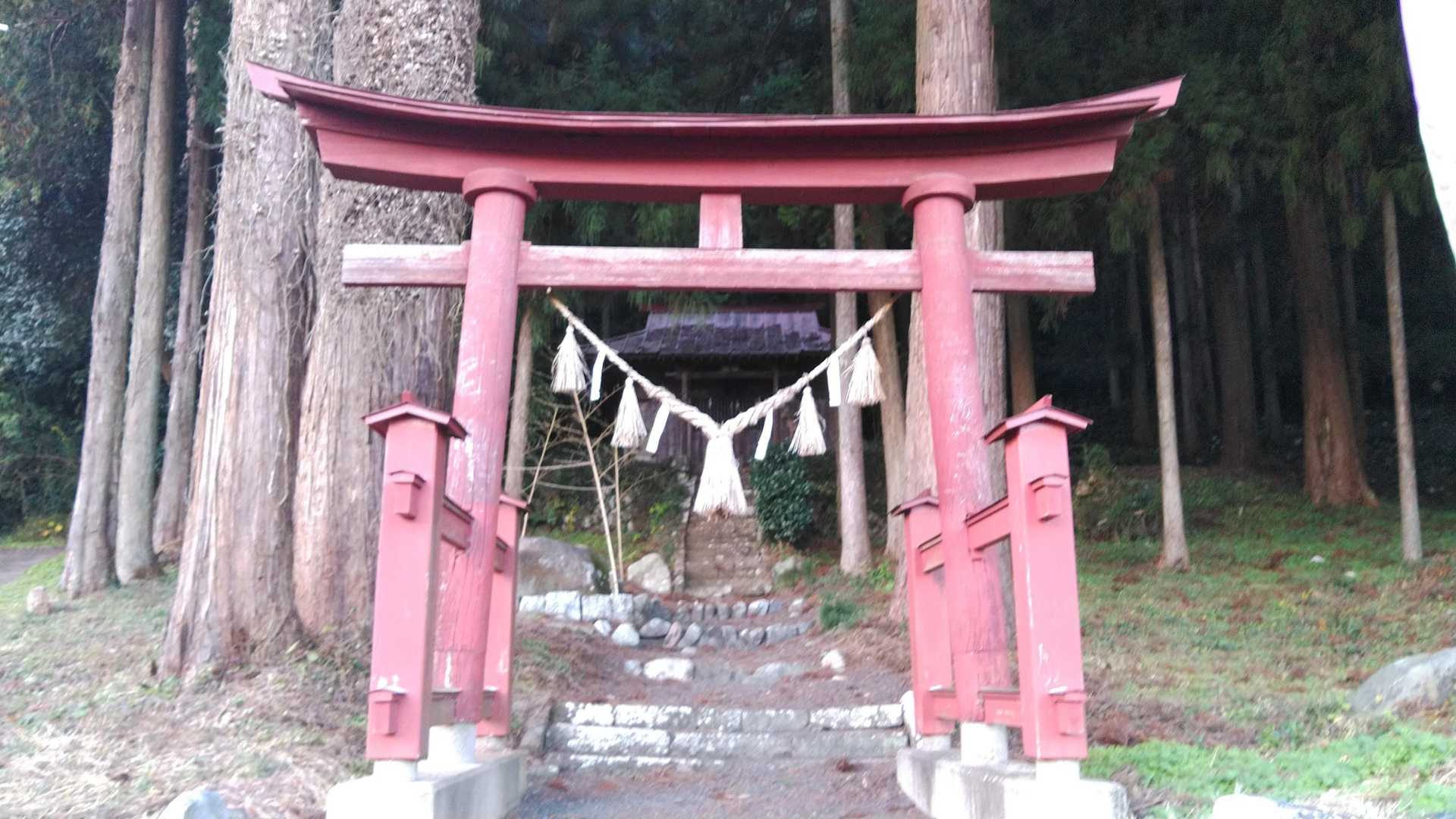 神社の前を通って登山口に向かいます