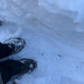 青少年小屋方面へ向かう道はかなり雪深い
ここだけチェーンスパイクよりアイゼンの方が良いかも。
（自分は持っていませんが‥）