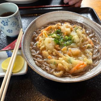 小さな食堂がありました。12月以降はやってないみたいです。