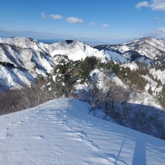 気温上がってからはSちゃんのワカンが花魁下駄の様に💦
花魁歩きで体力放出、数歩毎にストックで叩き落とす煩わしさでメンタル的にも大変そうでした、道具の手入れ大事ですね