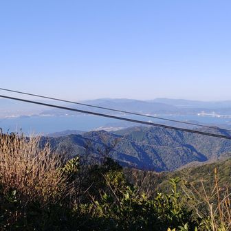 諭鶴羽山山頂⑧

南側を望む…
大鳴門橋に徳島県…
遠くには剣山⛰️も見える❗😀
https://yamap.com/mountains/94 #YAMAP