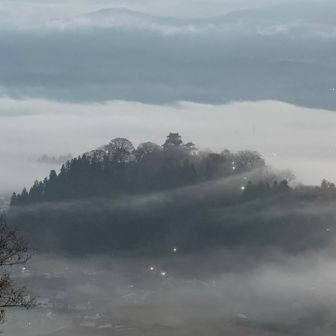 霧に包まれた亀山。幻想的〜