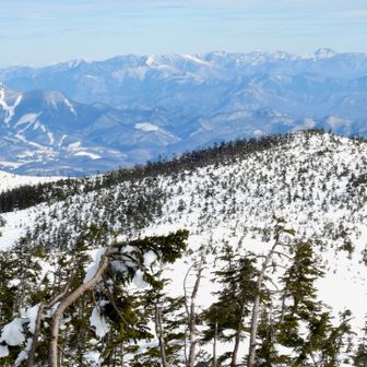 大戸沢岳と後方は那須連峰。左は七ヶ岳。