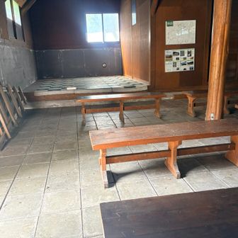 白鷹山休憩舎がある