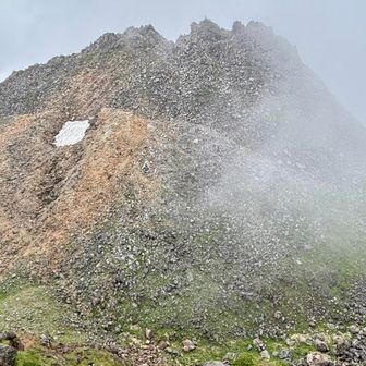 七高山から新山頂上を望む