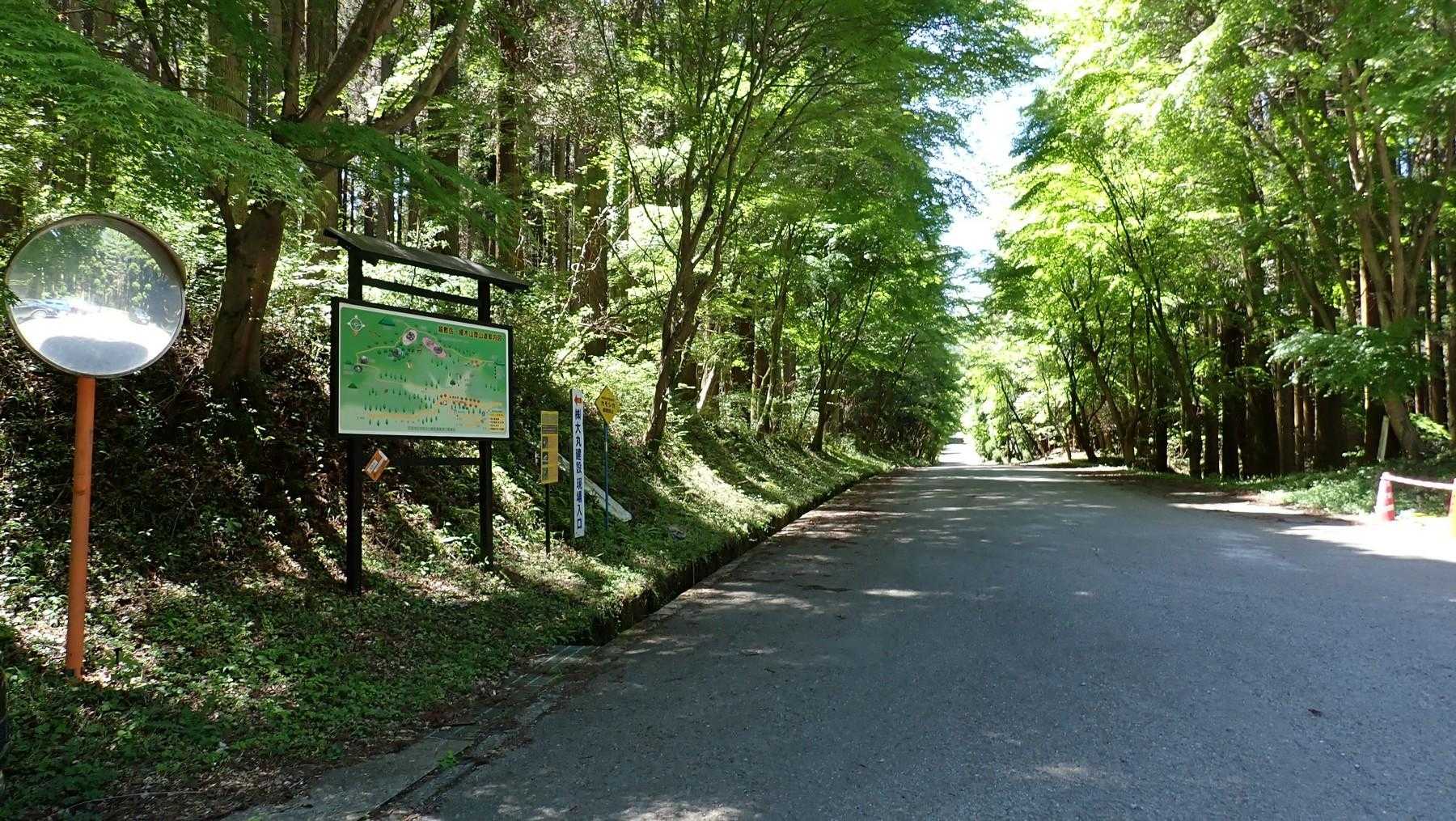 無事下山。
車は９台。２台は駐車場に入れず、路肩駐車。県内ナンバーは少数派。