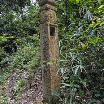 祐泉寺近くの道標
正面は「二上嶽南叡山、修学院、祐泉寺」
右側は「南無阿弥陀佛の御名をよふ小鳥、あやしやたれかふた可みの山」
と書かれているらしい😄