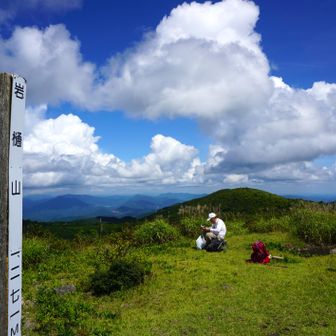 岩樋山着
正面が道後山とOさん