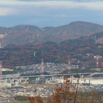 城陽で工事中の新名神とひときわ高い宇治の喜撰山。新名神の側に引かれている高圧線の手前が南京都線(赤白の鉄塔)