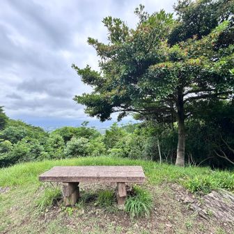 関の山へ行く途中にも景色の良いベンチがあります