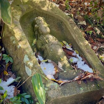 能登半島地震により倒れた石仏