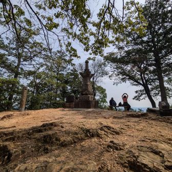 日和田山　どんどん人が登ってきます