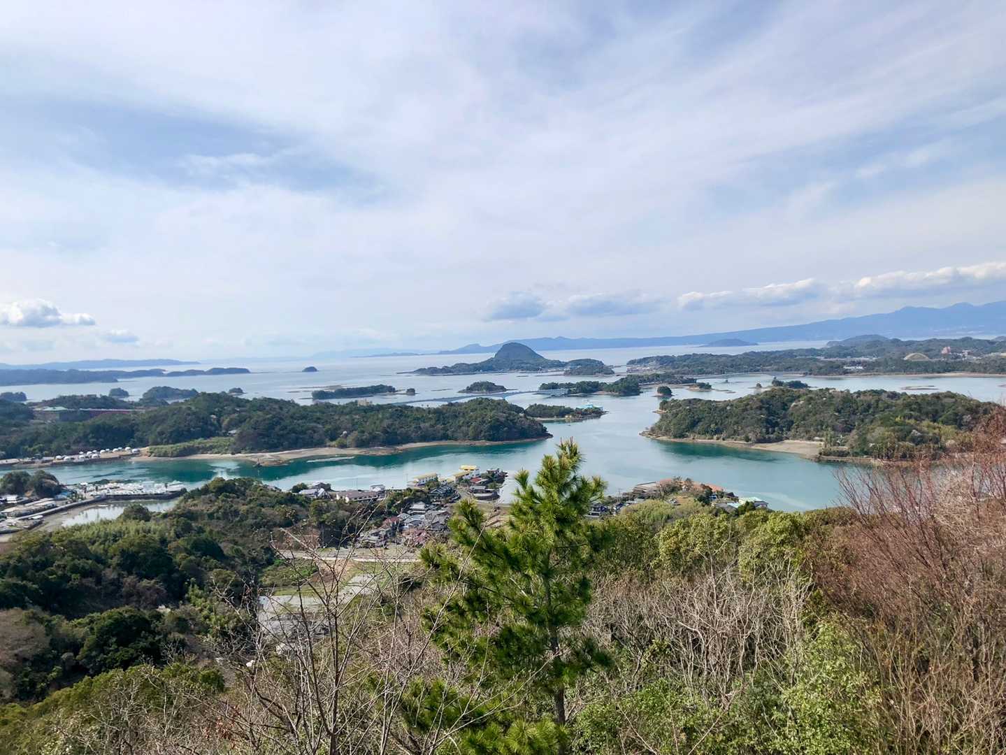 スタート地点の高舞登山へ戻り、展望台から天草松島を望む