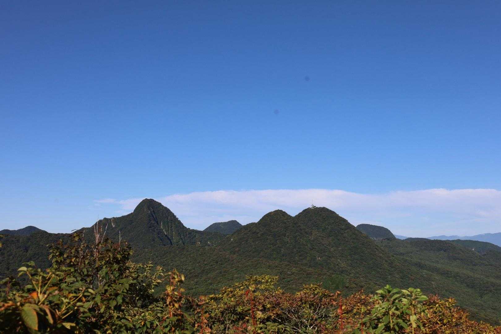 山頂より相馬岳、二っ岳やその他の山並み
