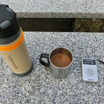 石のテーブルで☕休憩！あつあつ
意外にもカップラと☕飲んでもお腹は大丈夫だったな😅
