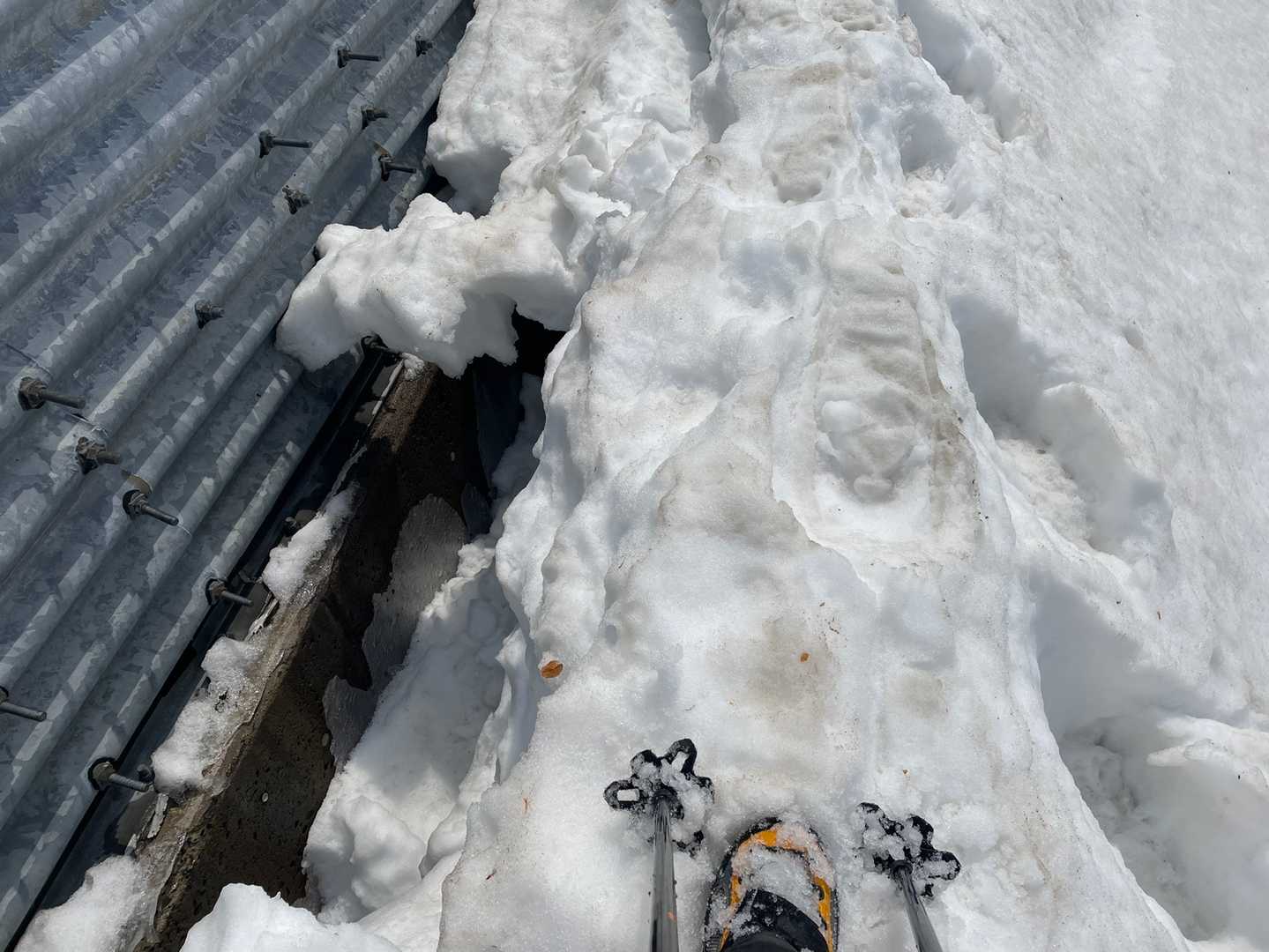 トヨニのナイフリッジよりコワイ😂
ポールついたらバサッと雪が落ちました😱
