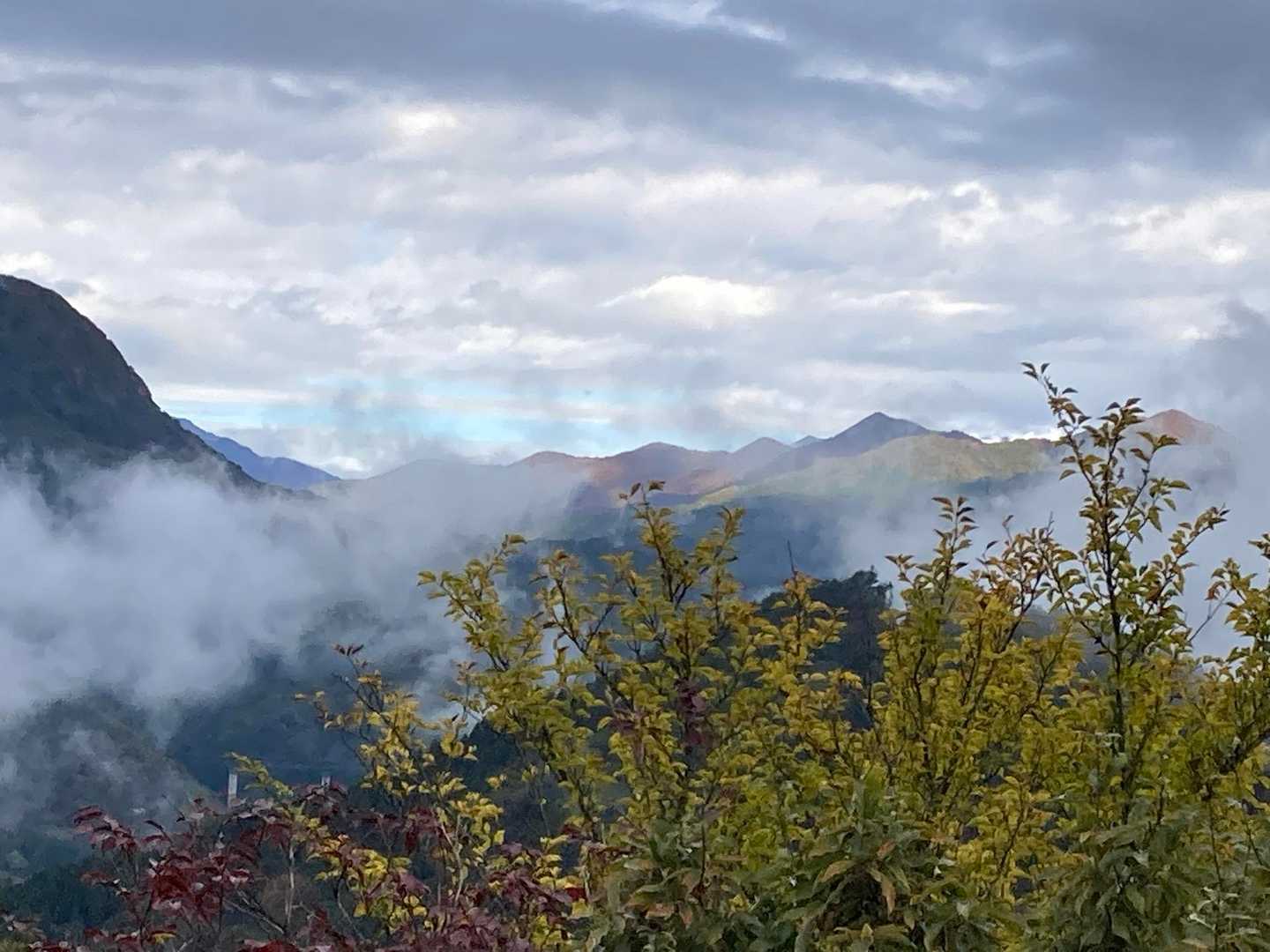 玉原方面を見たら赤い山⛰️✨が太陽を🌞浴びてました✨