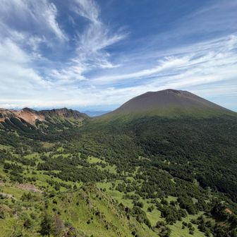 外輪山と浅間山の間がえぐれてるように深い