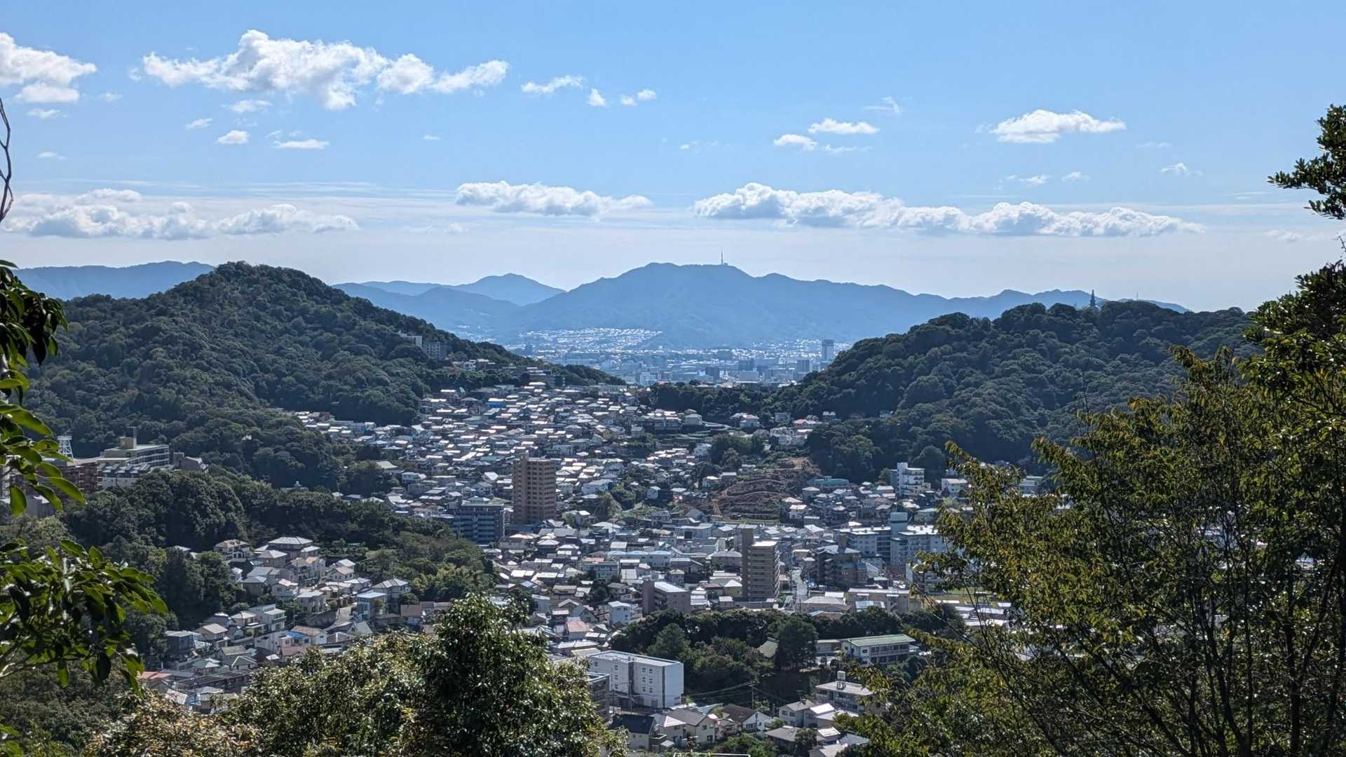 左が長尾山、右が二葉山、そして真ん中の奥が絵下山ですかな