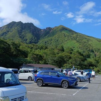 県営駐車場から。すっきり晴れて気持ち良い朝日岳。これまで冬にしか来たことが無いのでここまで車で来れるという発想が無く、下の大丸園地に停めてしまった。