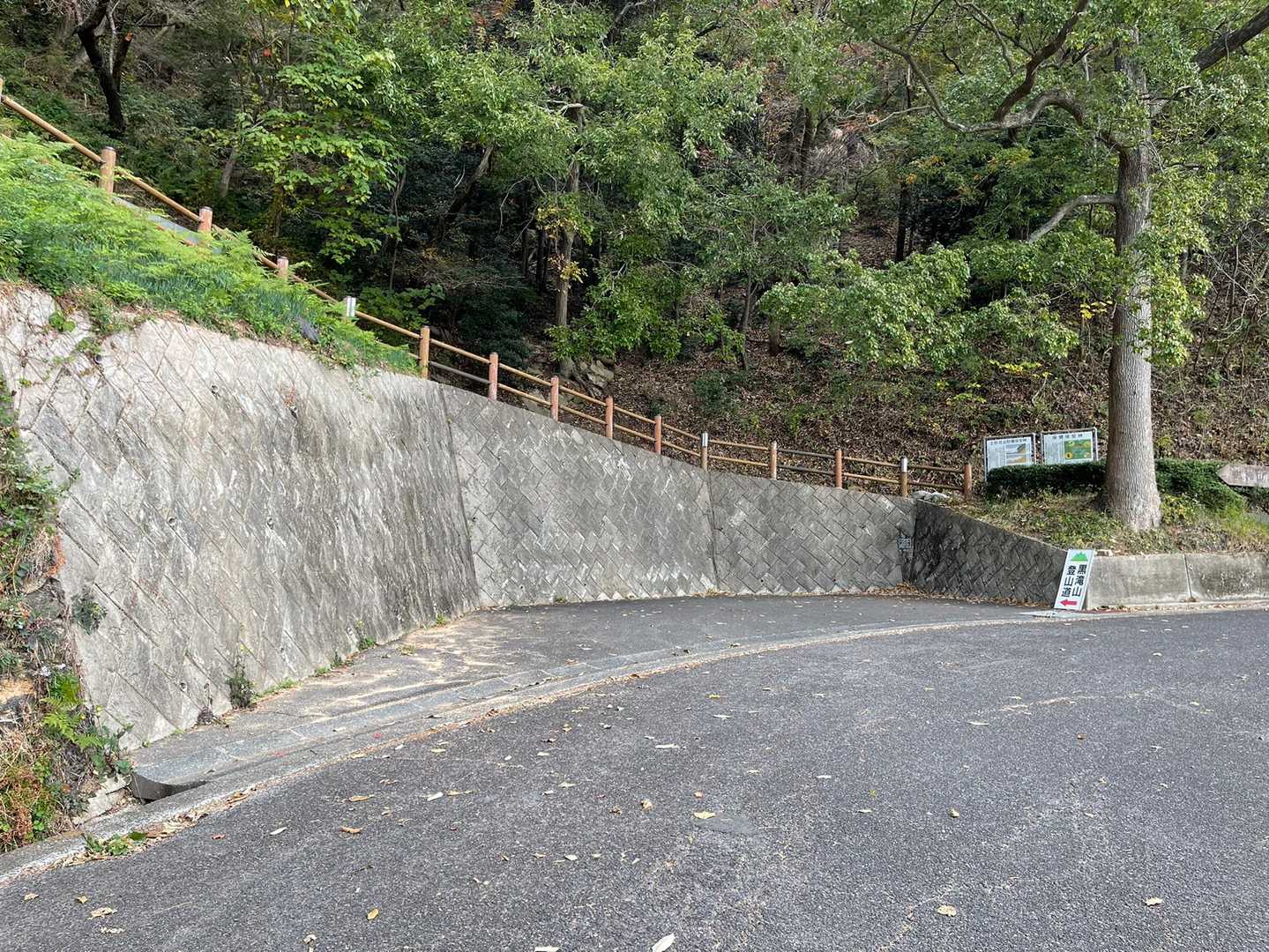 駐車は4台位停めれそう。
頑張れば5台❓
先客が居るかなぁと思って、我が家は港から歩きましたが...車は一台も停まってなかった😅
此処まで来れば良かった、笑。