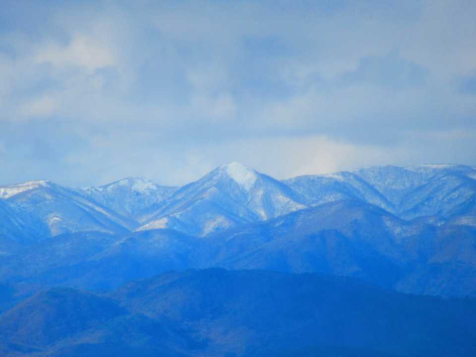 雪の積もる山々がみえる