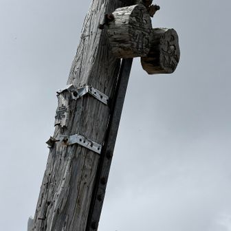 文字が見づらい赤岳標識。