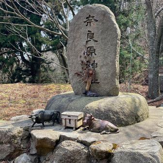 左に奈良原神社の石碑
