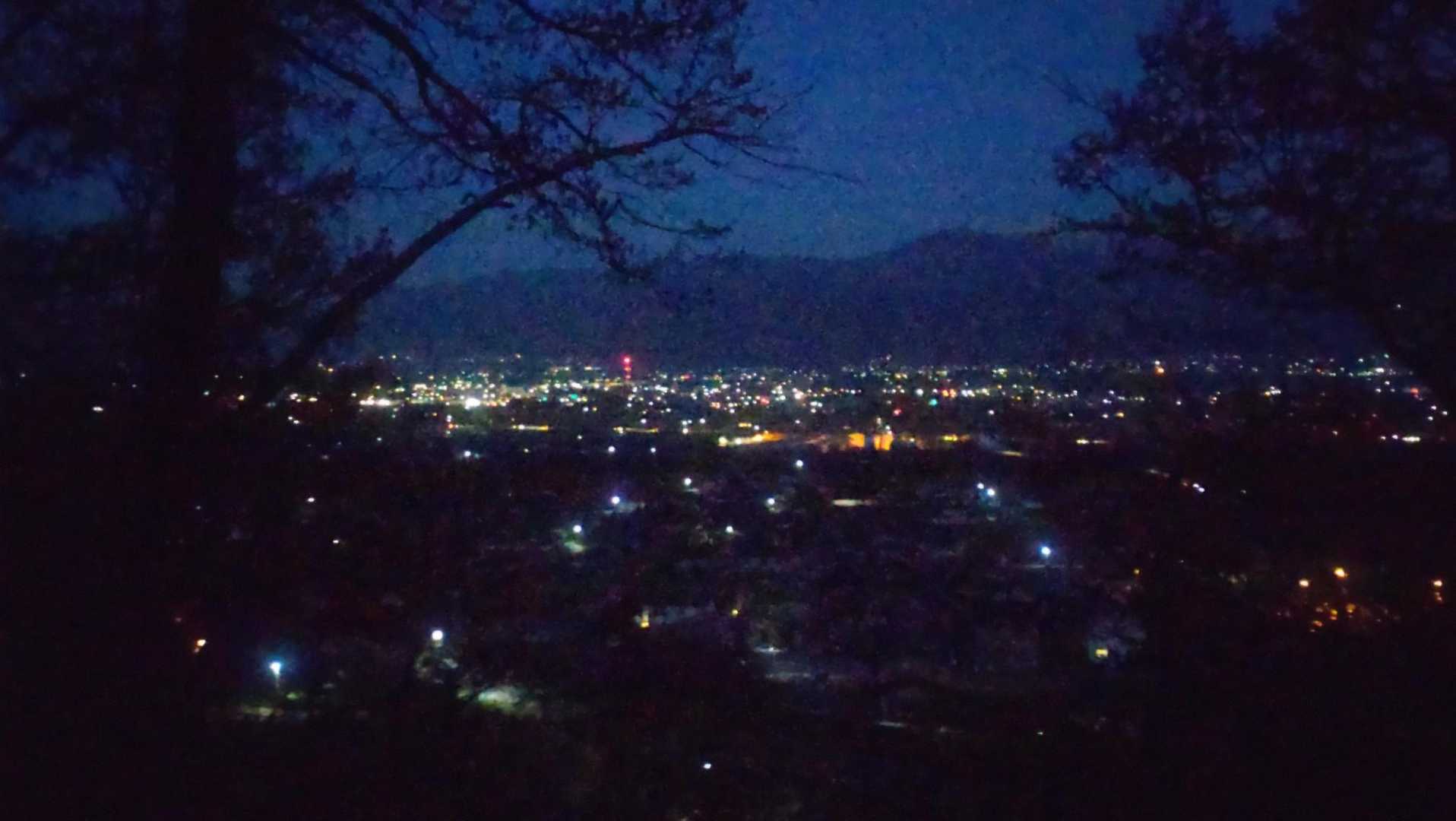 夜景を横目に登ります