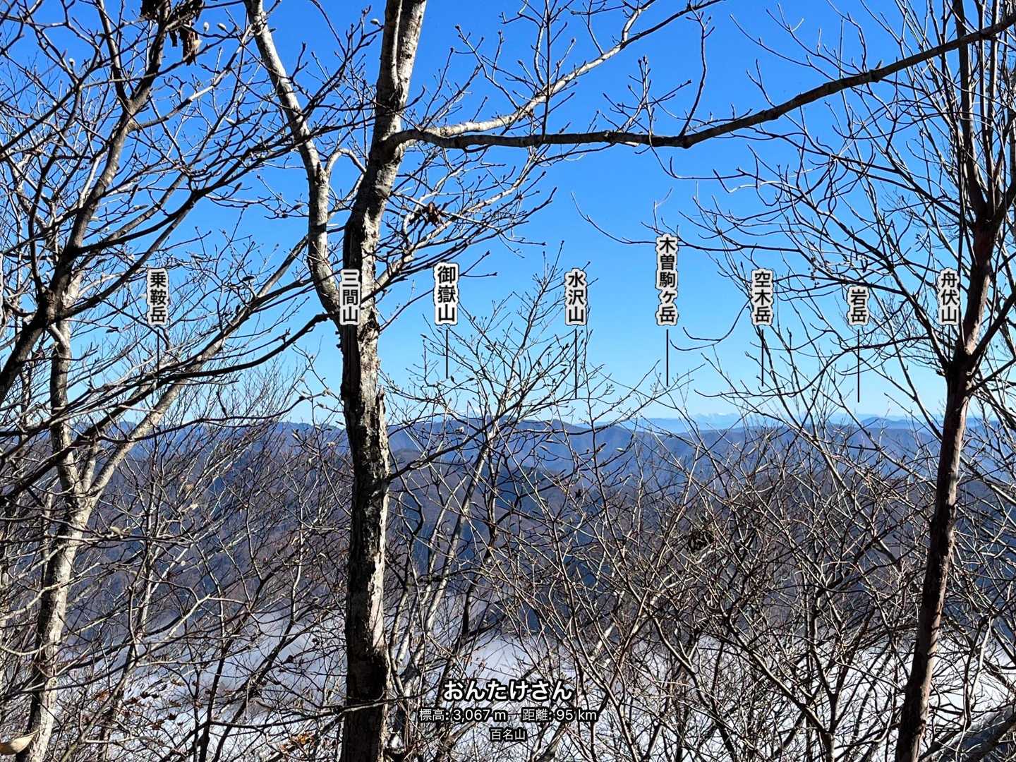 御嶽山や乗鞍岳も見えるのです👍
ちょっと見にくいけど🤣