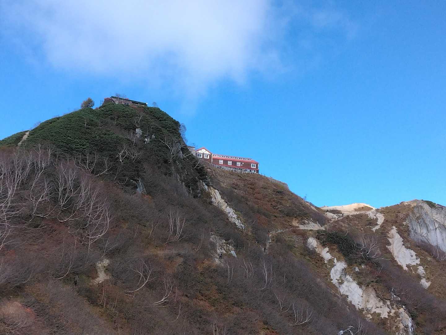 燕山荘が見えてきました