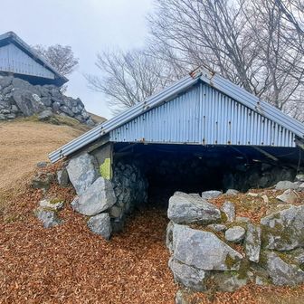 いつも風が強いんですかね？低く屈んではいる避難所ありますが寒すぎで小雪もまってますのでランチする気にならず。今日はここで撤退します！